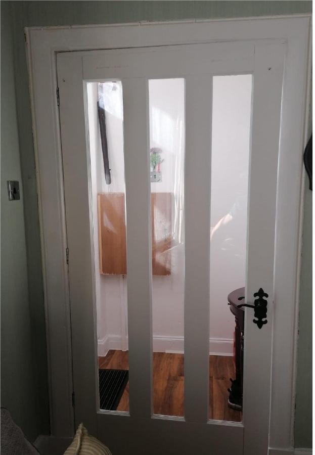 1 Bed In The Outskirts Of Edinburgh, Free Wifi & Street Parking, Self-Catering Apartment Broxburn Luaran gambar