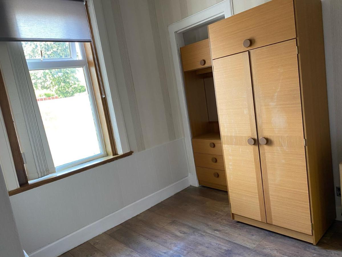 1 Bed In The Outskirts Of Edinburgh, Free Wifi & Street Parking, Self-Catering Apartment Broxburn Luaran gambar