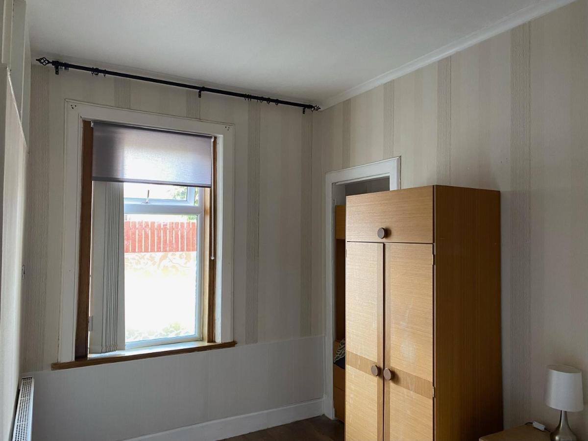 1 Bed In The Outskirts Of Edinburgh, Free Wifi & Street Parking, Self-Catering Apartment Broxburn Luaran gambar