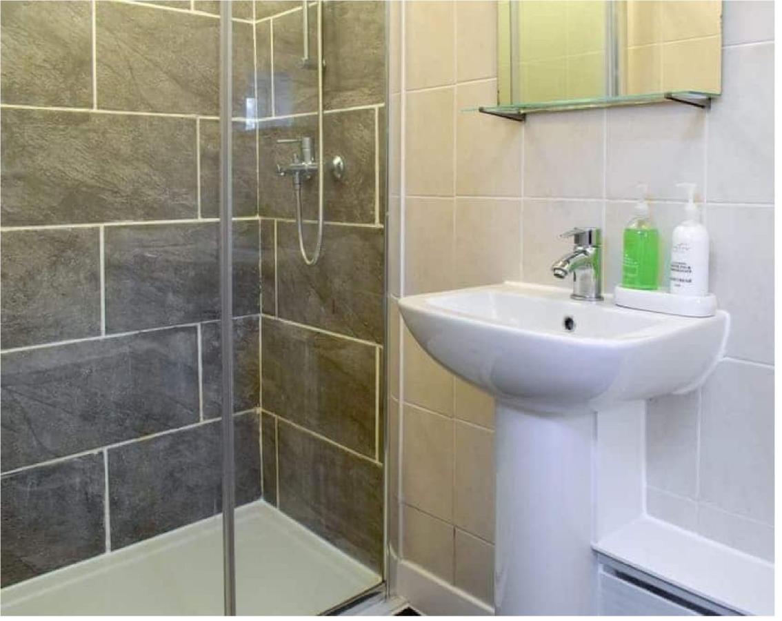 1 Bed In The Outskirts Of Edinburgh, Free Wifi & Street Parking, Self-Catering Apartment Broxburn Luaran gambar